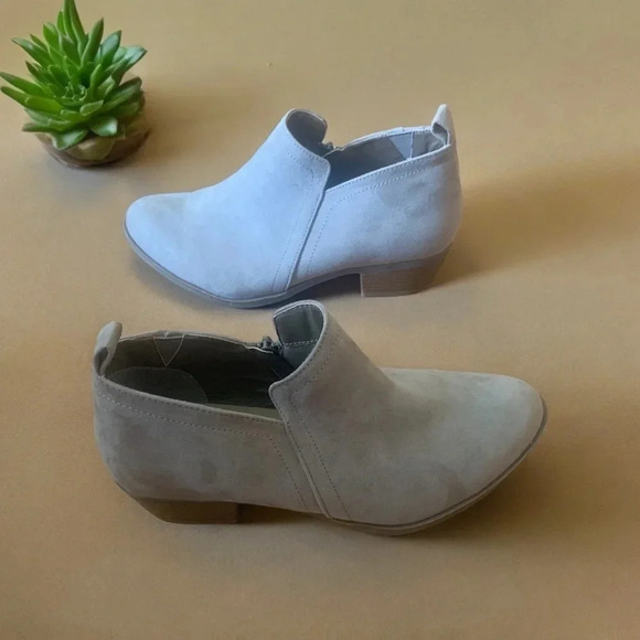 Torrid Women's Size 9W Tan Beige V-Cut Ankle Boots Faux Suede with Zippers - Picture 3 of 10